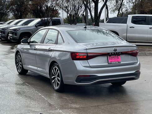 Used 2025 Volkswagen Jetta SE image 4