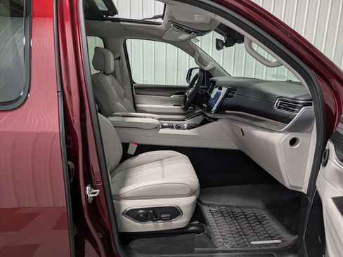 Used 2024 Jeep Wagoneer Series III w/ Premium Group I AWD/4WD image 33