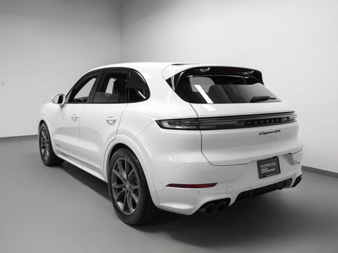 Certified 2025 Porsche Cayenne GTS AWD/4WD image 3