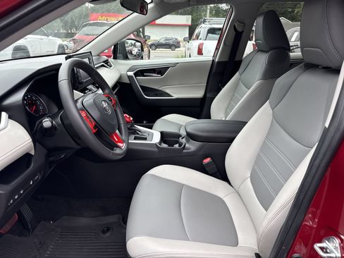 Used 2021 Toyota RAV4 XLE Premium FWD image 9