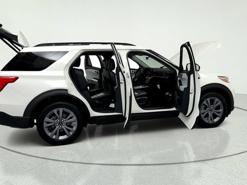 Used 2022 Ford Explorer XLT w/ Equipment Group 202A AWD/4WD image 13
