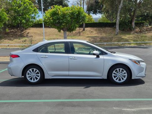 Used 2025 Toyota Corolla LE w/ LE Premium Package FWD image 4