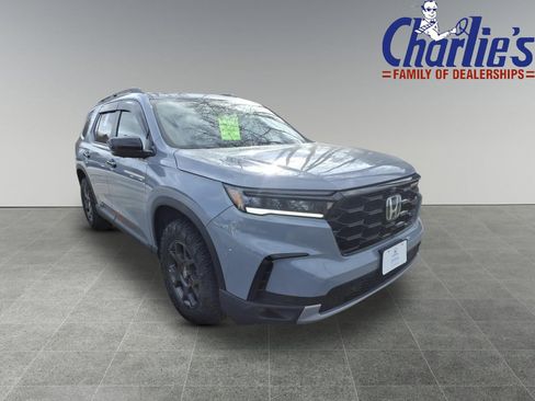 Used 2025 Honda Pilot TrailSport image 3