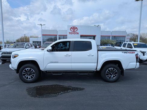Used 2021 Toyota Tacoma TRD Sport w/ TRD Premium Sport Package image 5