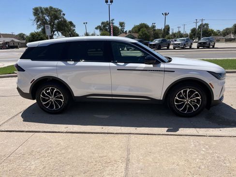 Used 2024 Lincoln Nautilus Premier image 5