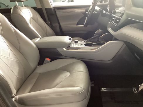 Used 2020 Toyota Highlander Platinum AWD/4WD image 18