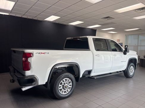 Used 2020 Chevrolet Silverado 2500 LT AWD/4WD image 3