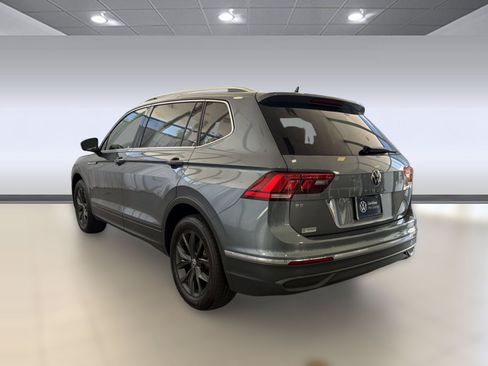 Certified 2024 Volkswagen Tiguan SE w/ Panoramic Sunroof Package FWD image 3