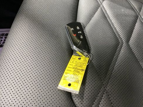 Used 2025 Volkswagen Atlas SE image 36