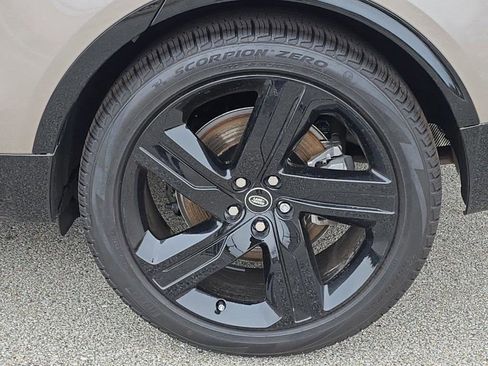 New 2025 Land Rover Discovery Dynamic SE image 6