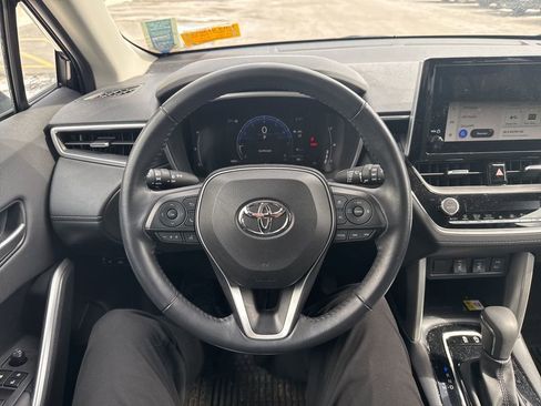Used 2023 Toyota Corolla Cross XLE w/ Convenience Package image 9