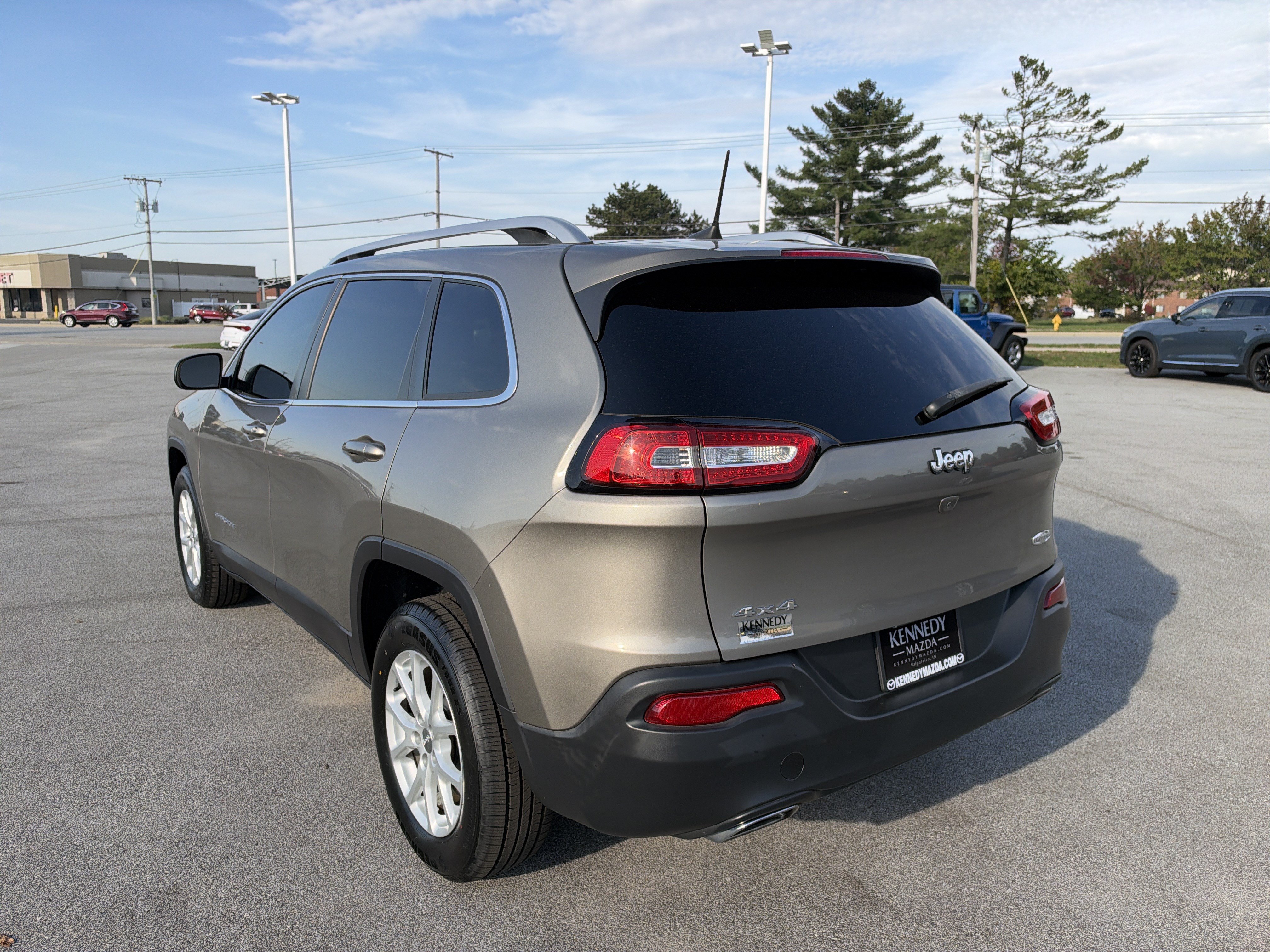 Used 2017 Jeep Cherokee Latitude w/ Cold Weather Group AWD/4WD image 4