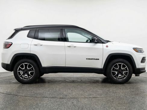 Used 2025 Jeep Compass Trailhawk AWD/4WD image 11