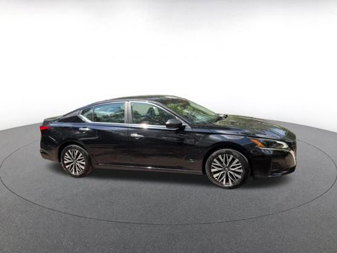 Used 2025 Nissan Altima 2.5 SV image 2
