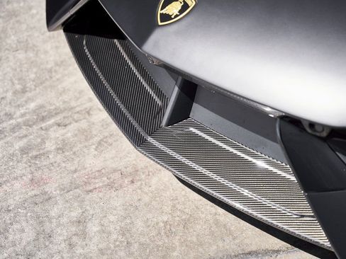 Used 2025 Lamborghini Revuelto image 9