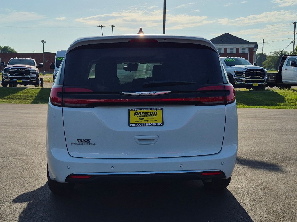 Used 2024 Chrysler Pacifica Touring-L FWD image 6