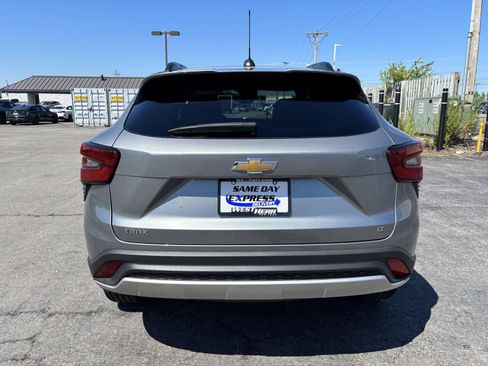 Used 2024 Chevrolet Trax LT w/ LT Convenience Package FWD image 6