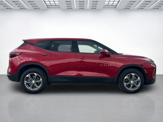 Used 2025 Chevrolet Blazer LT AWD/4WD image 3