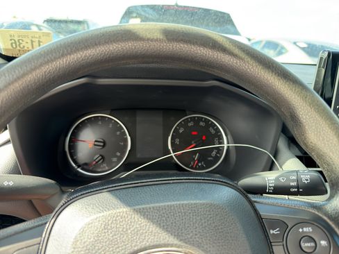 Used 2021 Toyota RAV4 LE FWD image 5