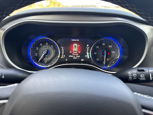 Used 2023 Chrysler Pacifica Touring-L image 20