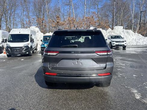 New 2025 Jeep Grand Cherokee Altitude image 4