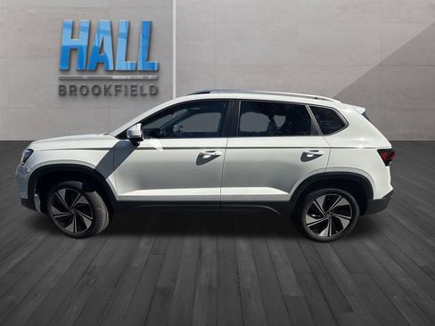 Certified 2025 Volkswagen Taos SE image 9