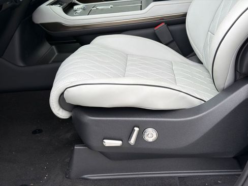 New 2026 Lincoln Navigator L Black Label AWD/4WD image 17