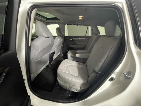 Used 2023 Toyota Highlander Limited AWD/4WD image 10