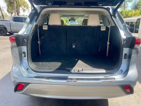 Used 2023 Toyota Highlander Platinum FWD image 5