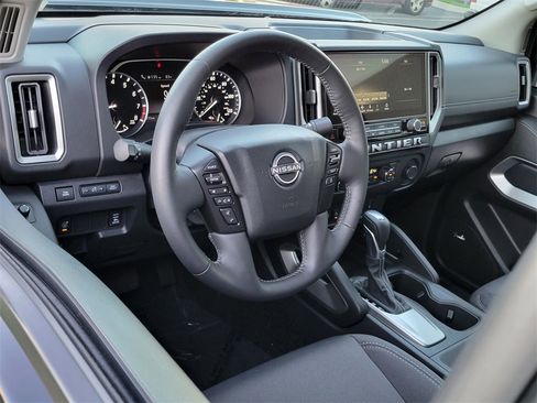 Used 2025 Nissan Frontier SV w/ SV Convenience Package image 3