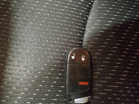 Used 2019 Dodge Journey SE image 32