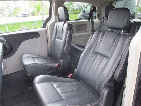 Used 2016 Chrysler Town & Country Touring image 21