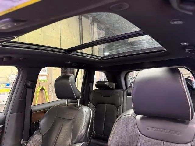 Used 2025 Jeep Grand Cherokee Summit w/ Obsidian Package AWD/4WD image 5