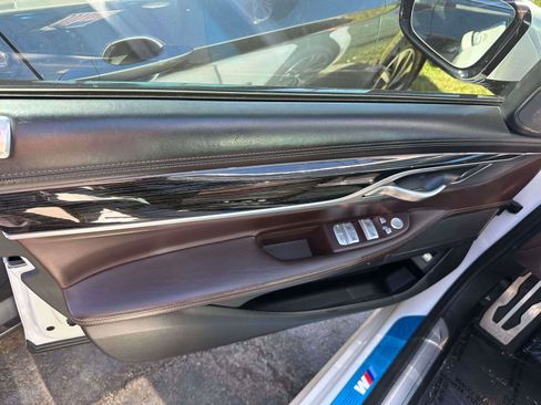 Used 2021 BMW 750i xDrive w/ Executive Package image 16