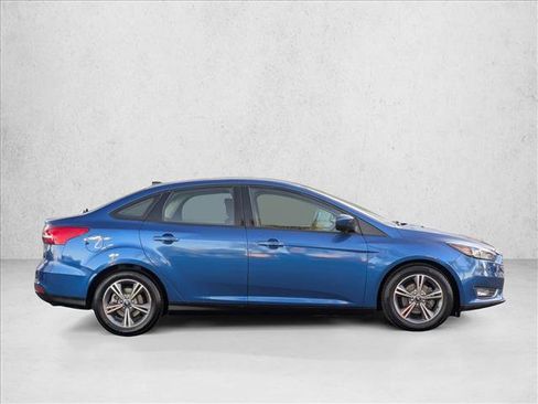 Used 2018 Ford Focus SE w/ SE Appearance Package image 4
