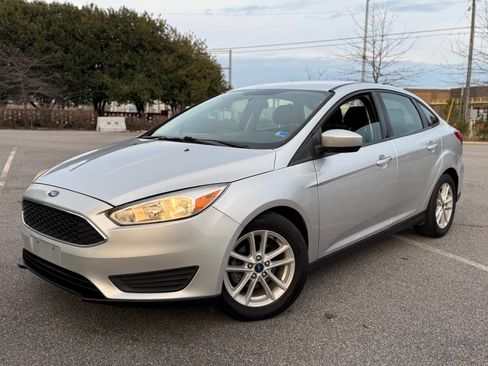 Used 2018 Ford Focus SE image 2