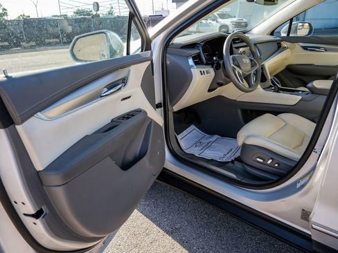 Used 2017 Cadillac XT5 Luxury w/ Driver Awareness Package FWD image 32
