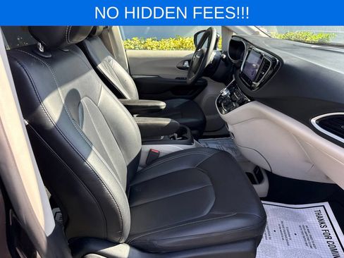 Used 2024 Chrysler Pacifica Touring-L FWD image 22