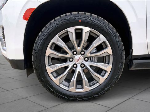 Used 2021 GMC Yukon XL Denali w/ Denali Premium Package image 10