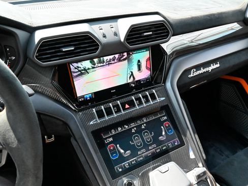 Used 2024 Lamborghini Urus Performante AWD/4WD image 27