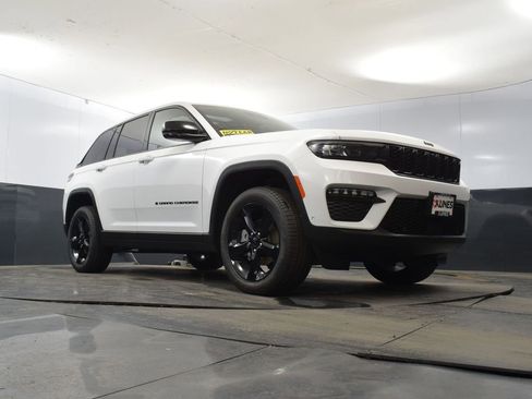 Used 2025 Jeep Grand Cherokee Limited w/ Luxury Tech Group II image 51