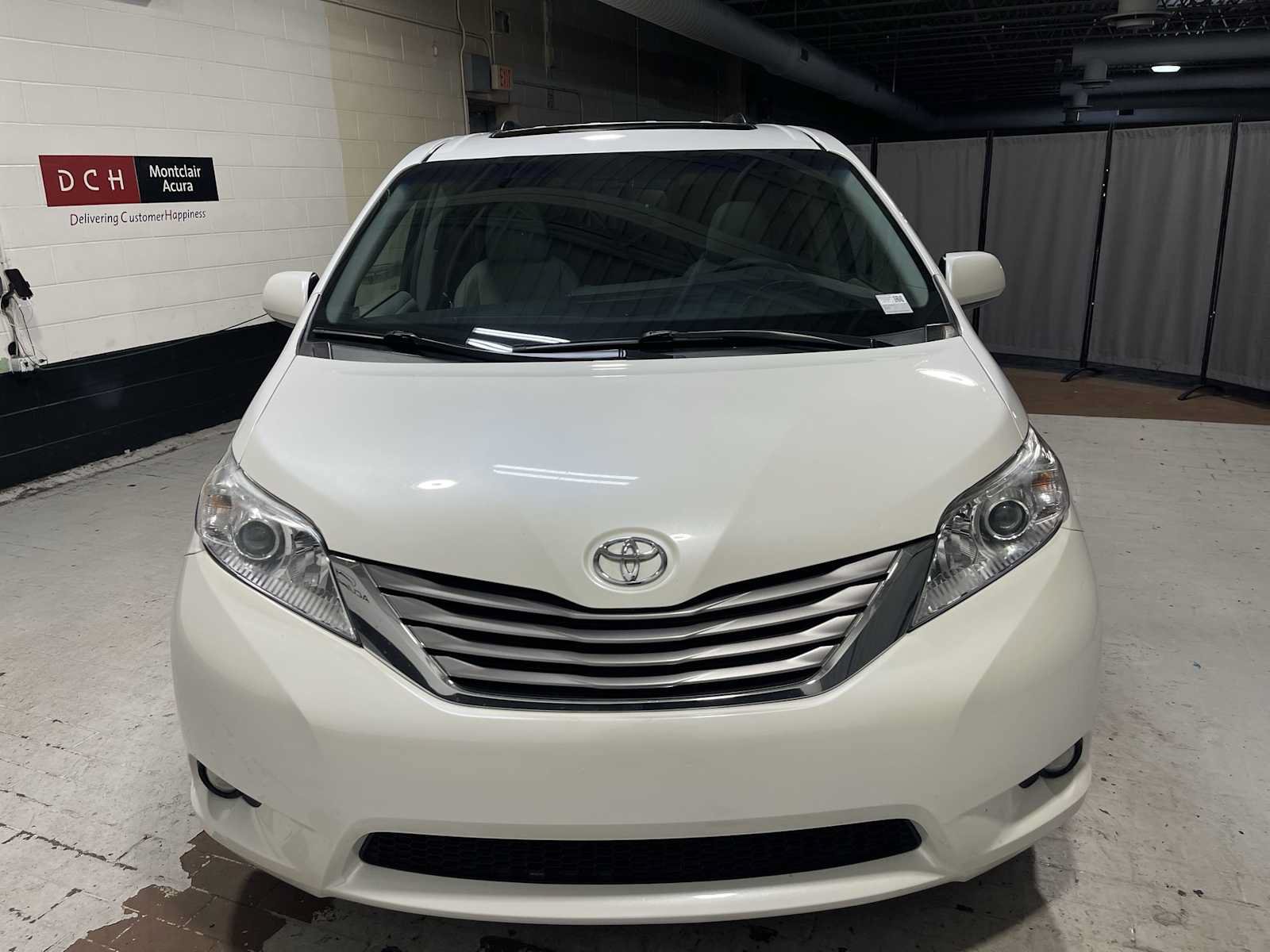 Used 2017 Toyota Sienna XLE w/ XLE Navigation Package AWD/4WD image 6