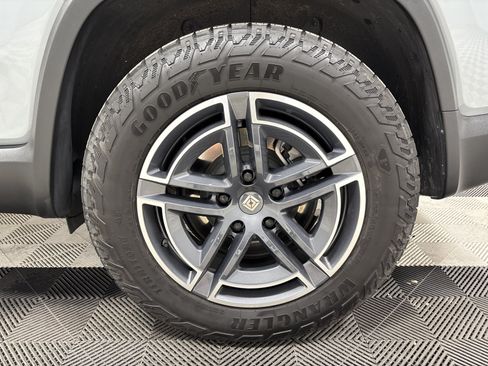 Used 2025 Rivian R1S Adventure AWD/4WD image 10