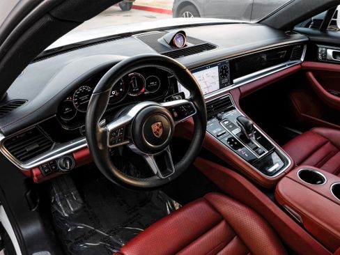 Used 2018 Porsche Panamera image 2