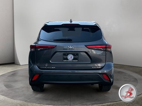 Used 2022 Toyota Highlander XLE AWD/4WD image 6