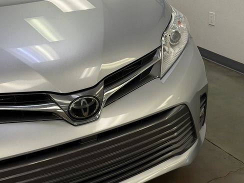 Used 2018 Toyota Sienna XLE Premium AWD/4WD image 4