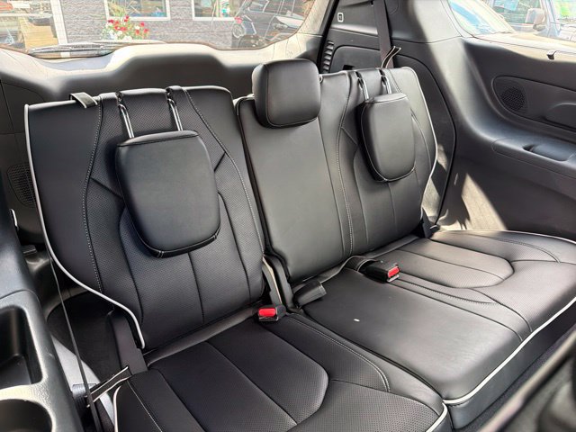Certified 2025 Chrysler Pacifica Limited AWD/4WD image 14