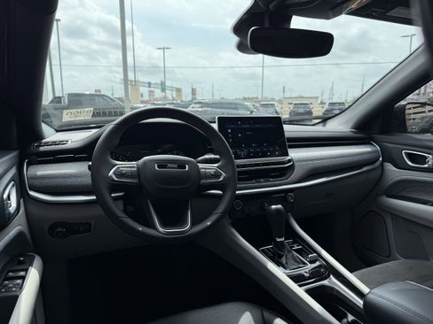 Used 2024 Jeep Compass Latitude image 16