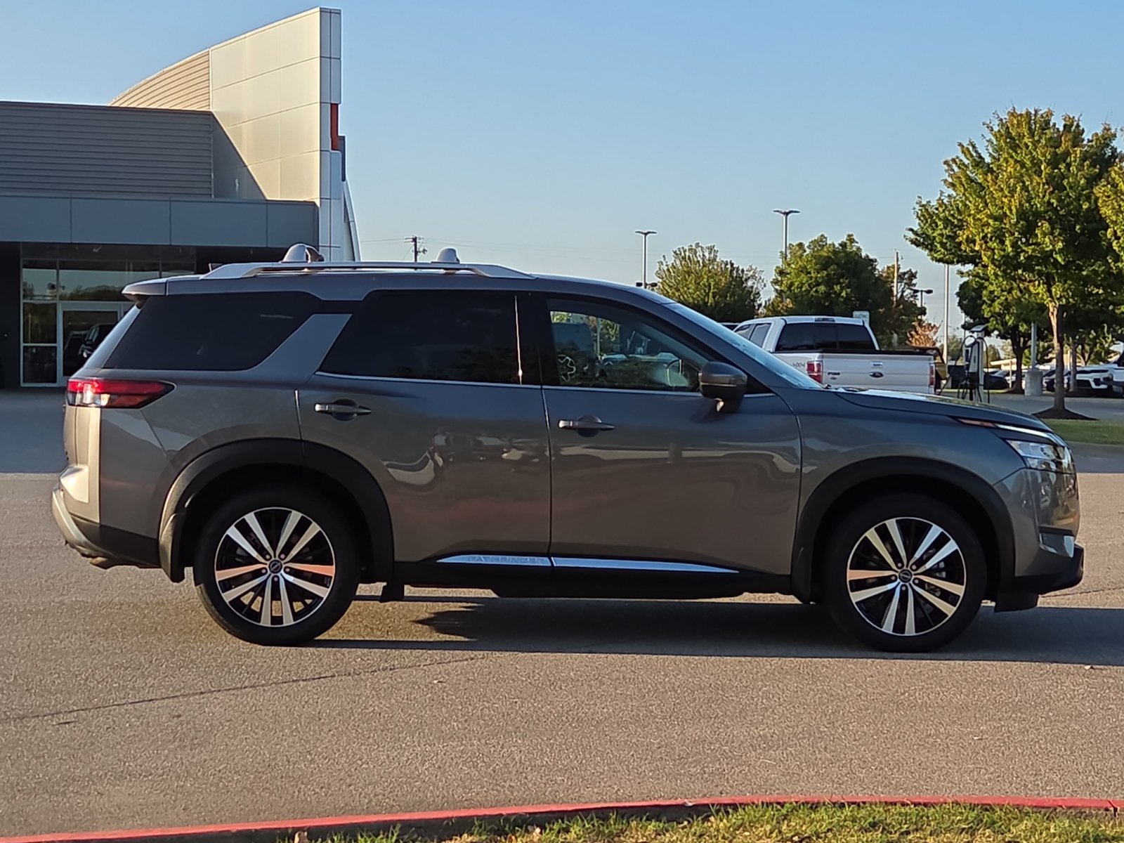 Used 2024 Nissan Pathfinder Platinum w/ Black Appearance Package AWD/4WD image 6
