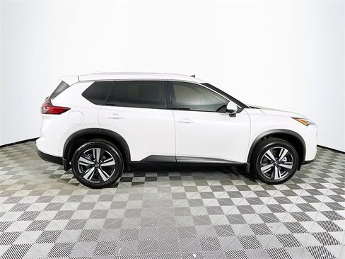 Used 2025 Nissan Rogue SL w/ Tech Package image 9